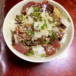 玉ねぎシャキシャキの戻りカツオの漬け丼。